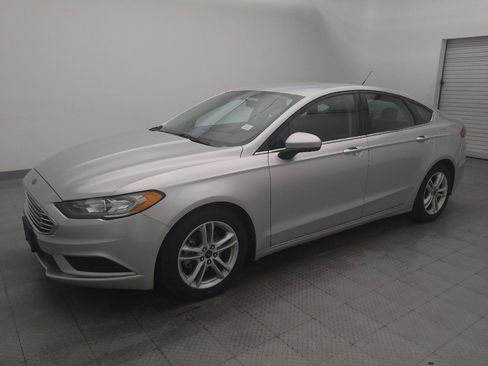 Used 2018 Ford Fusion SE w/ Fusion SE Technology Package image 2
