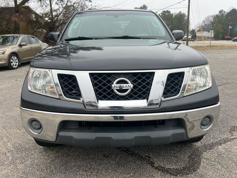 Used 2010 Nissan Frontier SE image 2