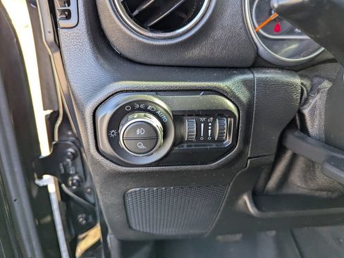 Used 2021 Jeep Gladiator Overland AWD/4WD image 14