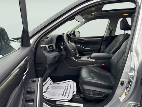 Used 2023 Toyota Highlander Limited image 21