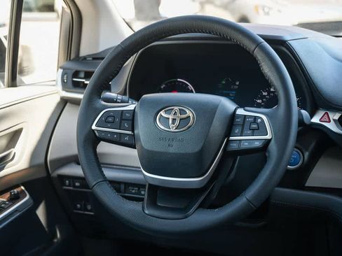 Used 2023 Toyota Sienna XLE FWD image 12