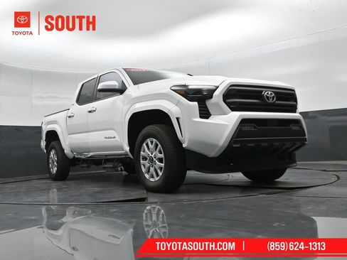 Used 2024 Toyota Tacoma SR5 AWD/4WD image 36