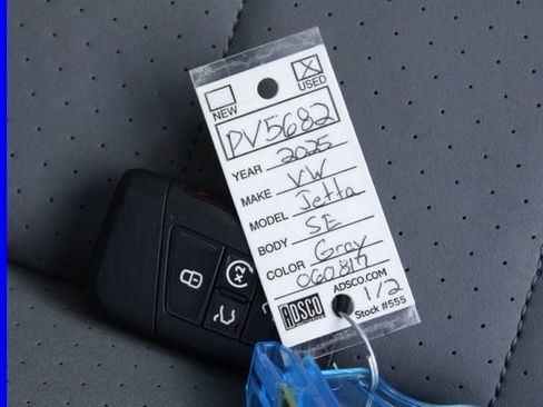 Used 2025 Volkswagen Jetta SE w/ Sunroof Package image 30