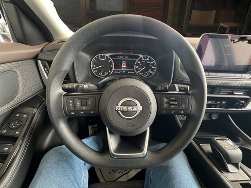 Used 2023 Nissan Rogue SV image 19