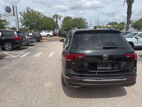 Used 2023 Volkswagen Tiguan SE w/ Panoramic Sunroof Package image 9