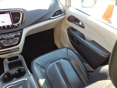 Used 2022 Chrysler Pacifica Touring-L image 18