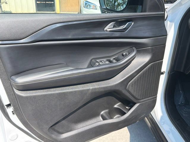 Used 2025 Jeep Grand Cherokee Altitude AWD/4WD image 19