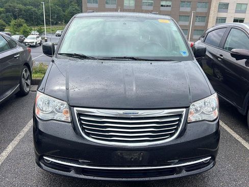 Used 2016 Chrysler Town & Country Touring w/ Driver Convenience Group FWD image 6