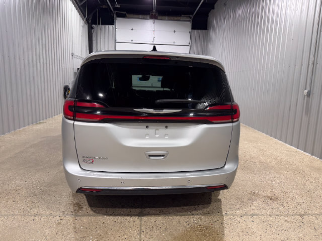 Used 2024 Chrysler Pacifica Touring-L FWD image 7