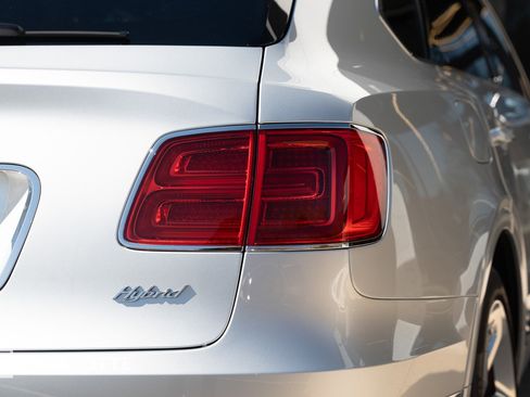 Used 2020 Bentley Bentayga Plug-In Hybrid image 17
