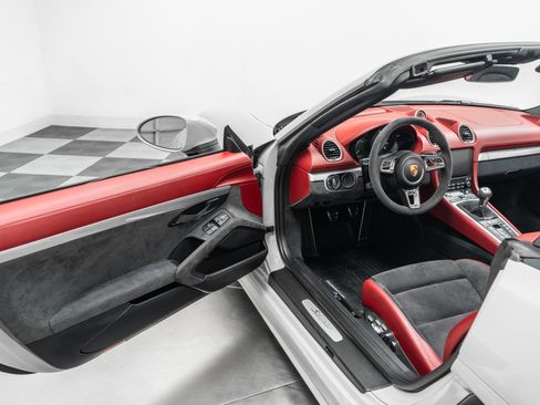 Used 2021 Porsche 718 Boxster Spyder RWD image 23