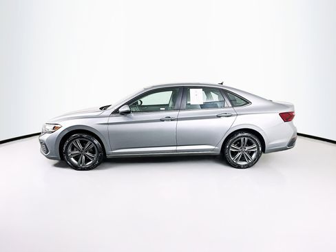 Used 2024 Volkswagen Jetta SE image 4