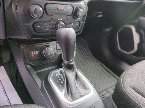Certified 2019 Jeep Renegade Latitude w/ Cold Weather Group AWD/4WD image 15