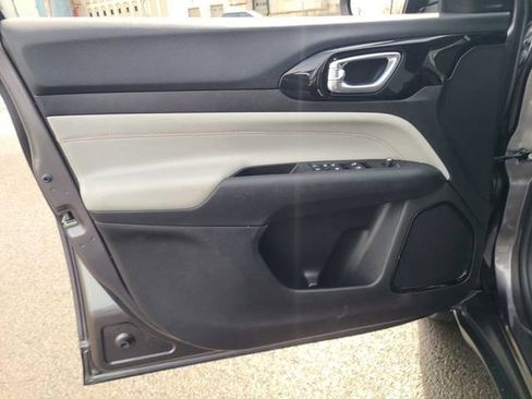 Used 2022 Jeep Compass Limited image 15