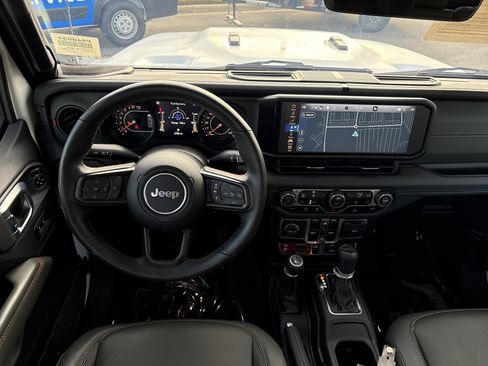 Certified 2024 Jeep Gladiator Mojave w/ Technology Group image 19