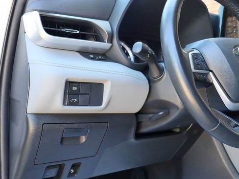Used 2022 Toyota Highlander LE AWD/4WD image 28