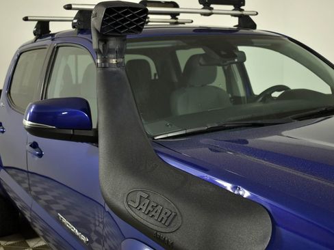 Used 2022 Toyota Tacoma SR5 w/ Technology Package image 9