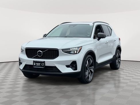 Certified 2023 Volvo XC40 B5 Ultimate w/ Protection Package Premier image 2