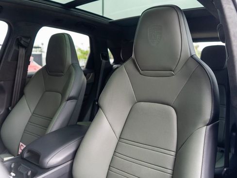 Used 2025 Porsche Cayenne GTS AWD/4WD image 4