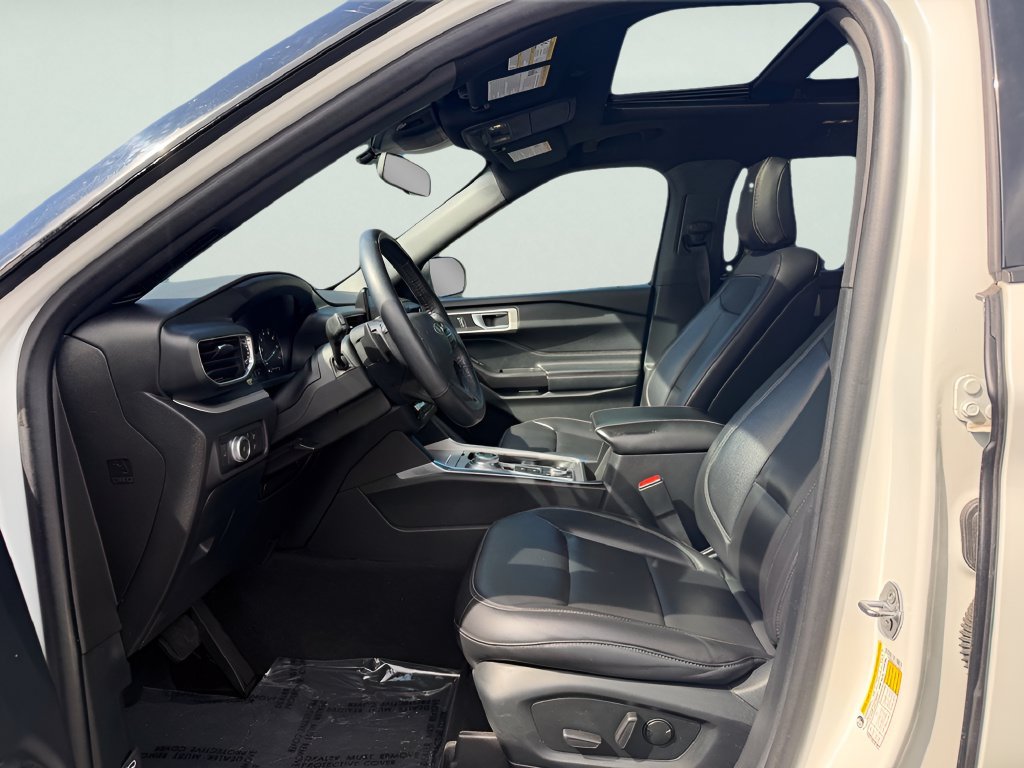 Used 2020 Ford Explorer XLT w/ Equipment Group 202A AWD/4WD image 17