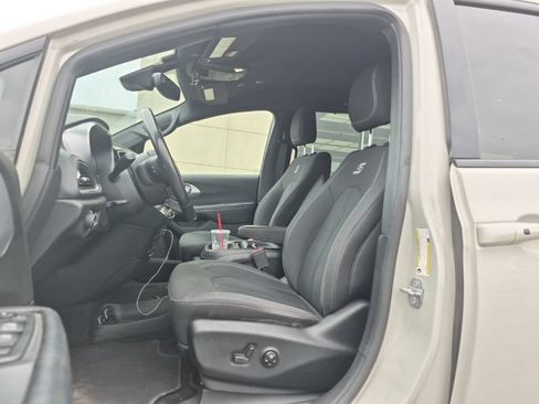 Used 2019 Chrysler Pacifica Touring Plus w/ Advanced Safetytec Group FWD image 5