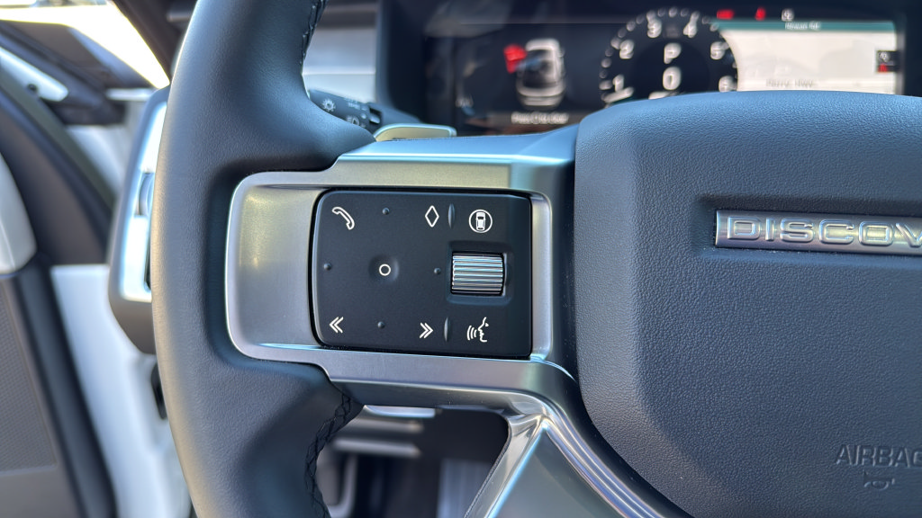 Used 2024 Land Rover Discovery Dynamic SE AWD/4WD image 37