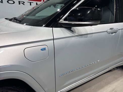 Used 2022 Jeep Grand Cherokee Summit w/ Luxury Tech Group V image 10