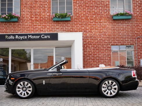Used 2017 Rolls-Royce Dawn RWD image 3
