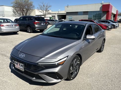 Used 2024 Hyundai Elantra Limited image 17