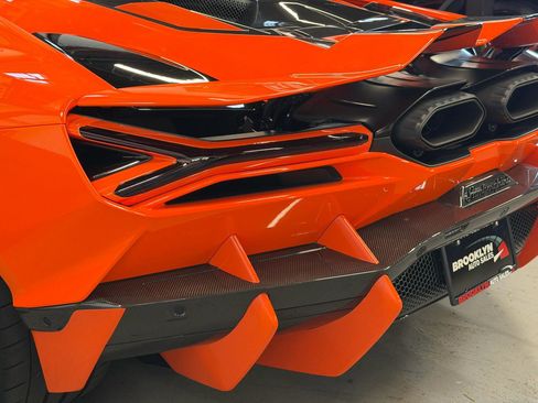 Used 2024 Lamborghini Revuelto image 23