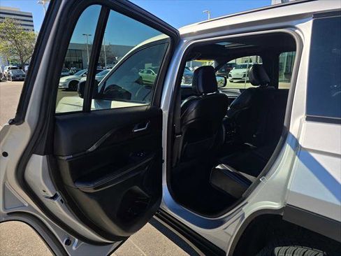 Used 2023 Jeep Grand Cherokee Altitude RWD image 17