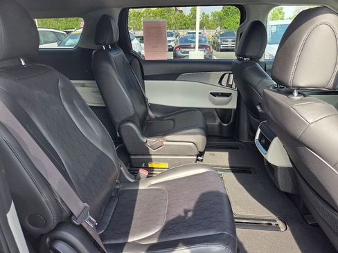 Used 2023 Kia Carnival LX FWD image 30