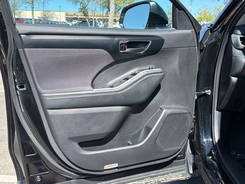 Certified 2025 Toyota Highlander LE image 13