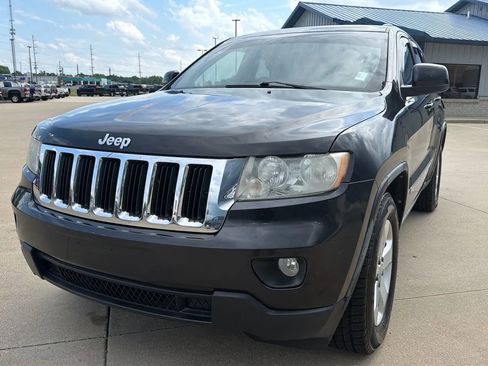 Used 2011 Jeep Grand Cherokee Laredo AWD/4WD image 4