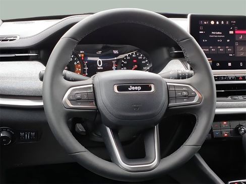 Used 2023 Jeep Compass Latitude image 9