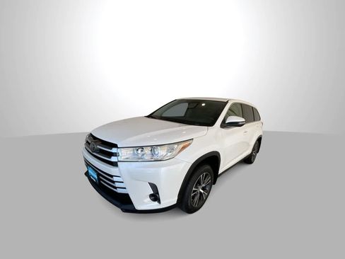Used 2019 Toyota Highlander LE AWD/4WD image 4