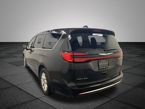 Used 2023 Chrysler Pacifica Touring-L FWD image 4
