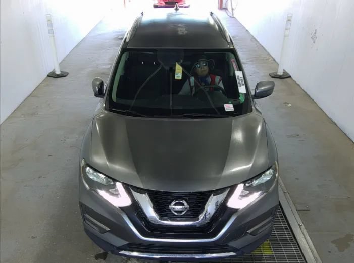 Used 2017 Nissan Rogue SV FWD image 4