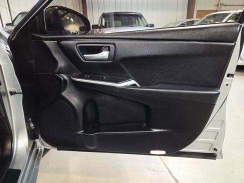 Used 2017 Toyota Camry SE w/ Moonroof Package FWD image 27