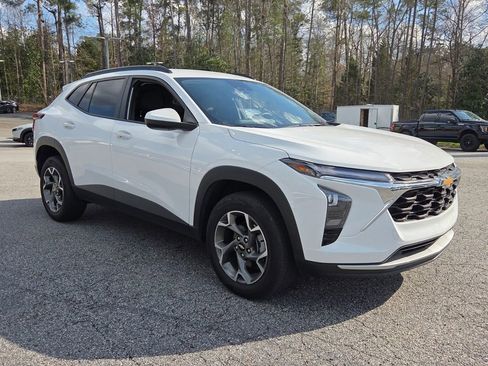 Used 2025 Chevrolet Trax LT image 1