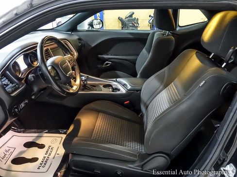 Used 2019 Dodge Challenger SXT image 9