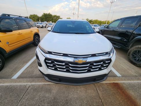 Used 2026 Chevrolet Equinox LT FWD image 2