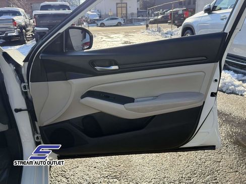 Used 2024 Nissan Altima 2.5 SV image 14