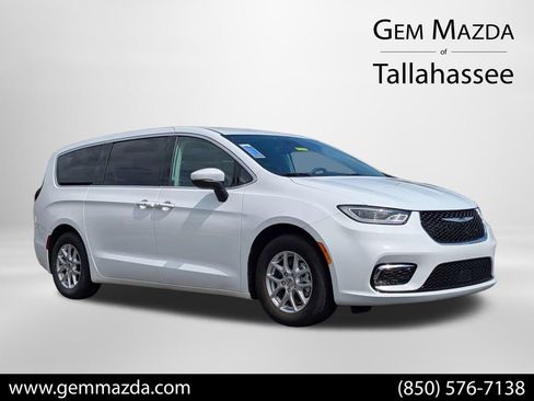 Used 2023 Chrysler Pacifica Touring-L FWD image 1