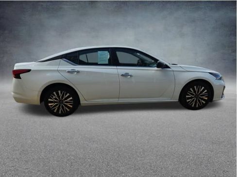 Used 2025 Nissan Altima 2.5 SV FWD image 10