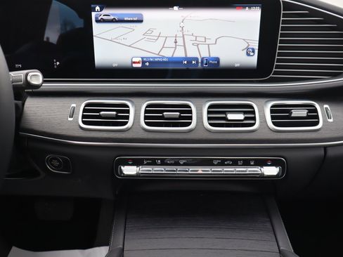 Used 2025 Mercedes-Benz GLE 450e 4MATIC image 11