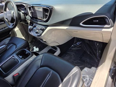 Used 2023 Chrysler Pacifica Touring-L FWD image 19