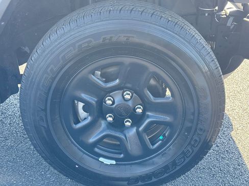 Used 2025 Jeep Gladiator Sport AWD/4WD image 9