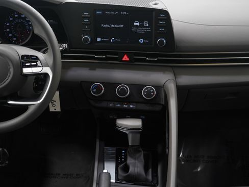 Used 2023 Hyundai Elantra SE image 15