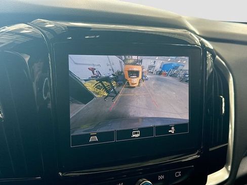 Used 2023 Chevrolet Traverse LT FWD image 14